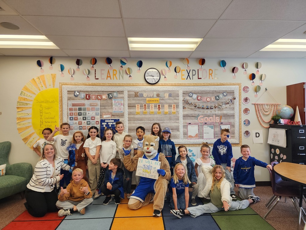 Cosmo posing with a second grade class.