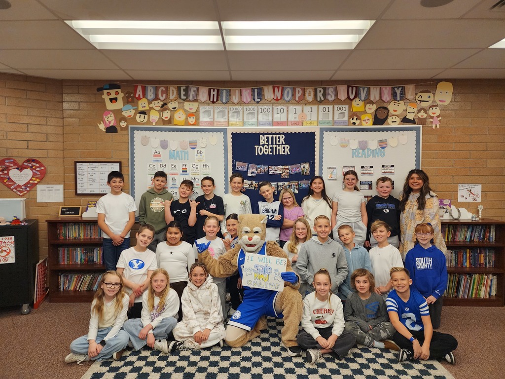 Cosmo posing with a fourth grade class.