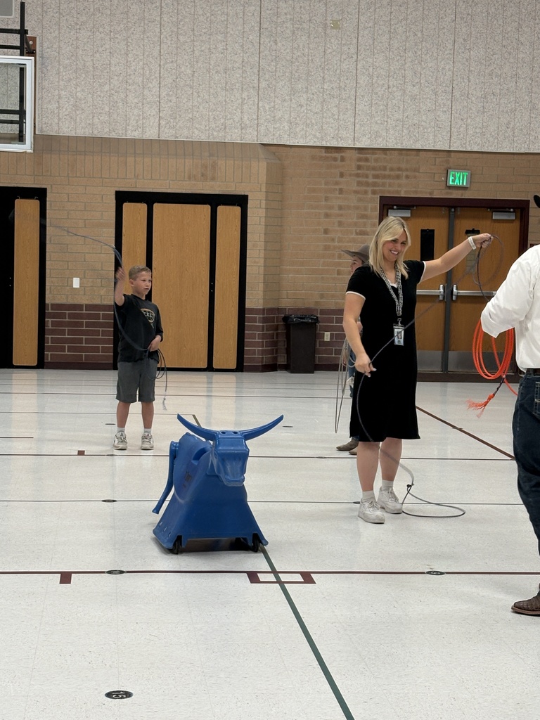 Students and teachers learning to rope