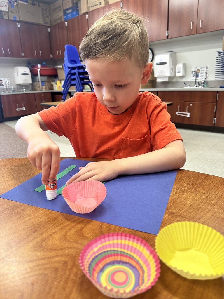 student creating art