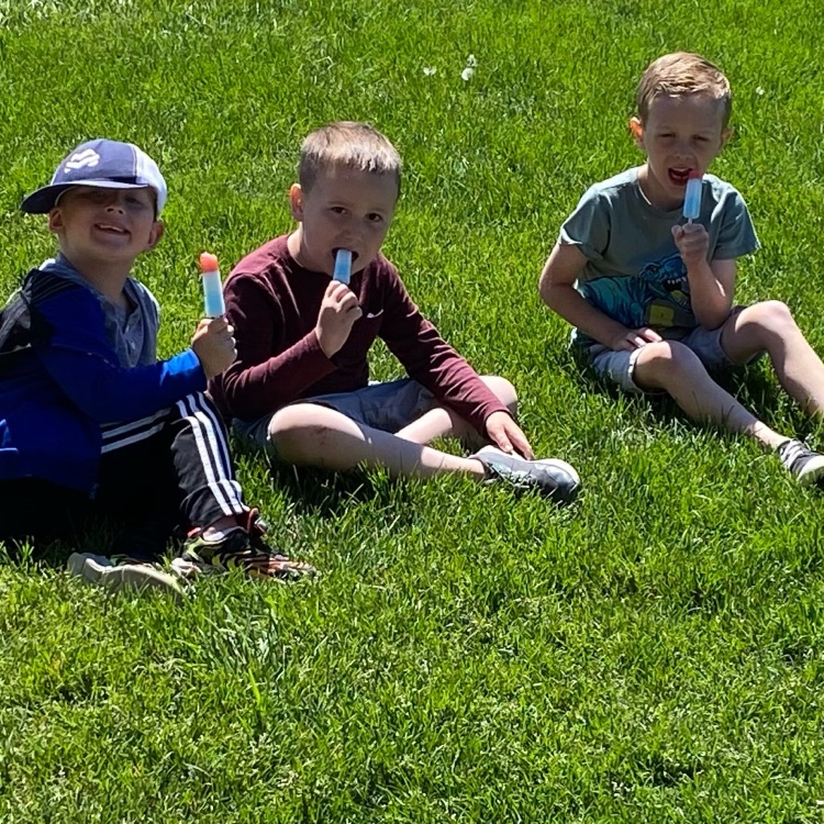 3 kindergarten students eating popsicles