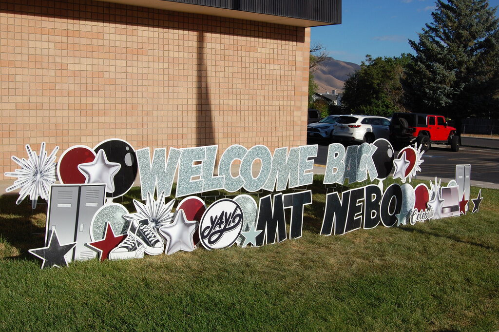 Welcome back sign for Mt. Nebo students