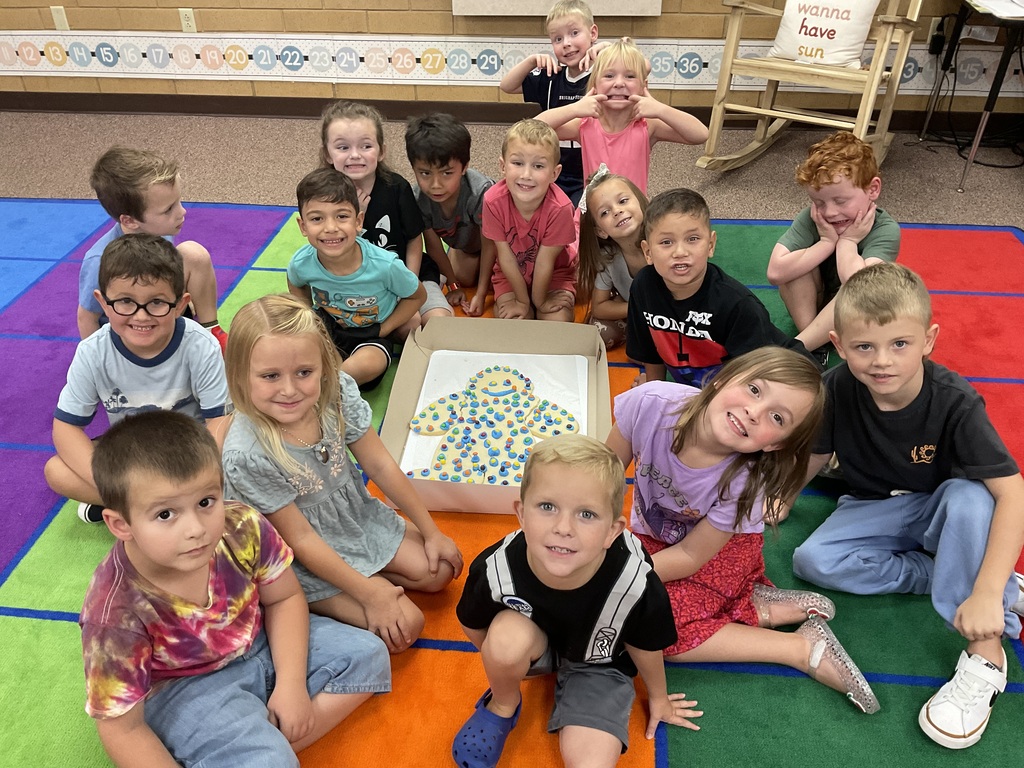 Mrs. Lindsey's class with their gingerbread man