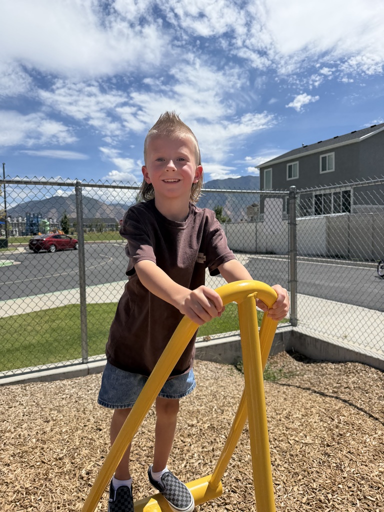 Kinder playing on the playground