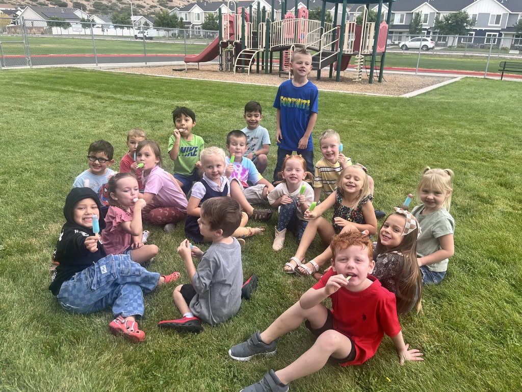 Mrs. Lindsey's class eating popsicles on the playground