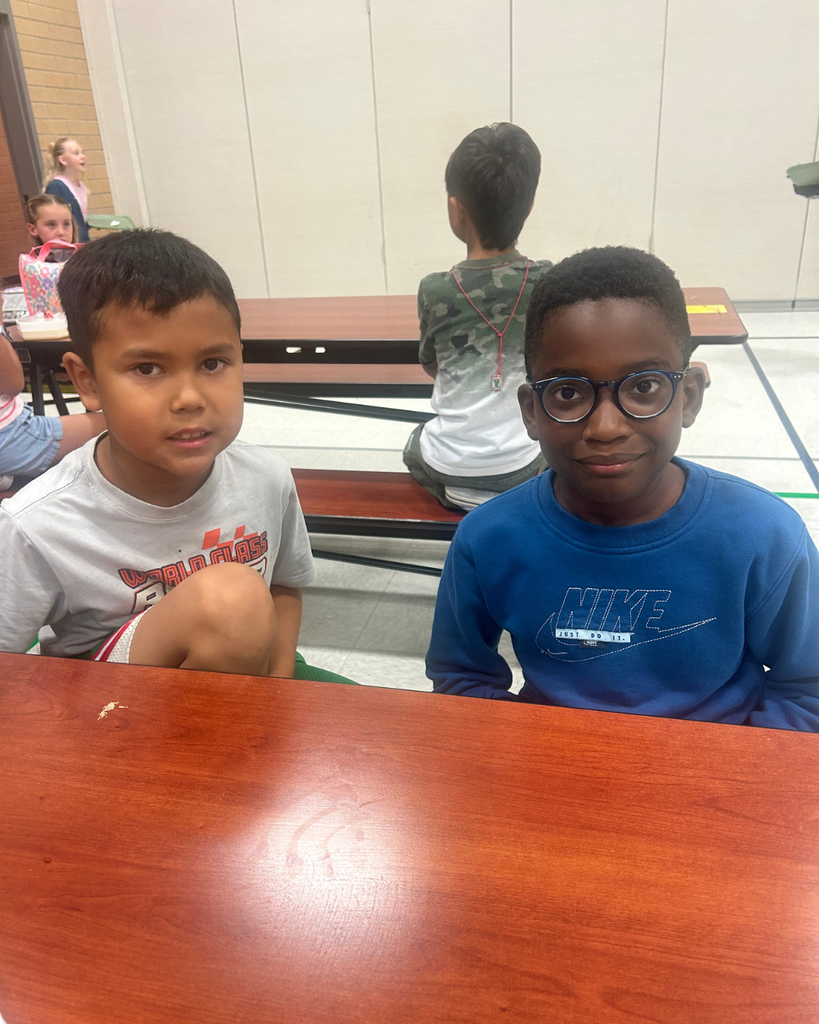 students eating lunch together 
