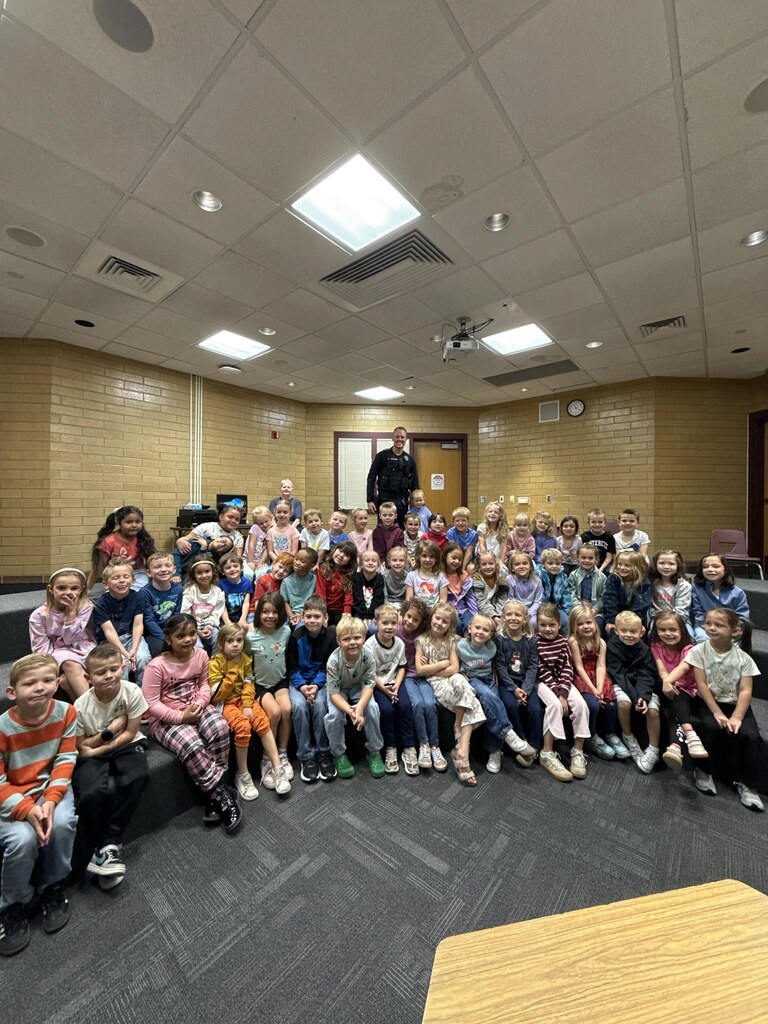 Officer Swenson with Kindergaten