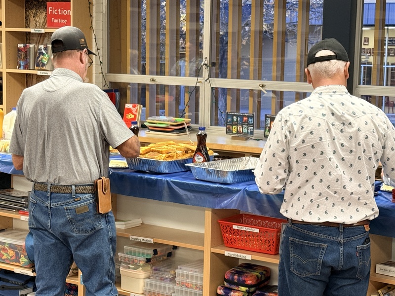 Veterans getting breakfast