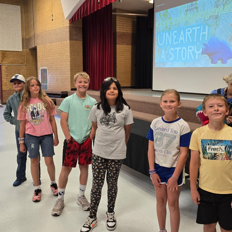 kids standing in line for photo 