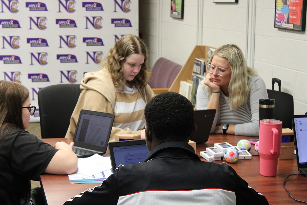 Senior students apply to college