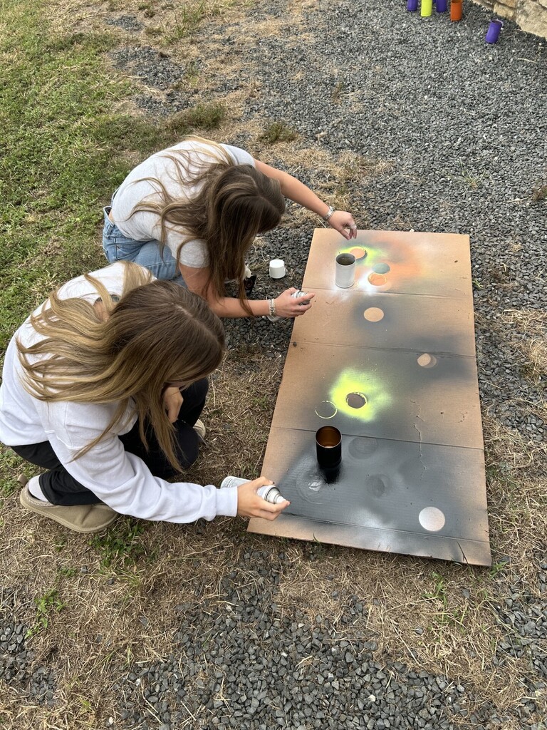 students paintng