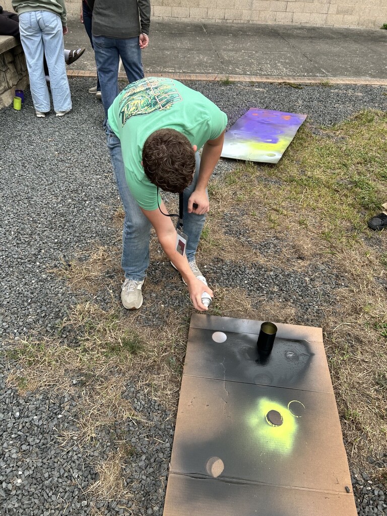 students paintng
