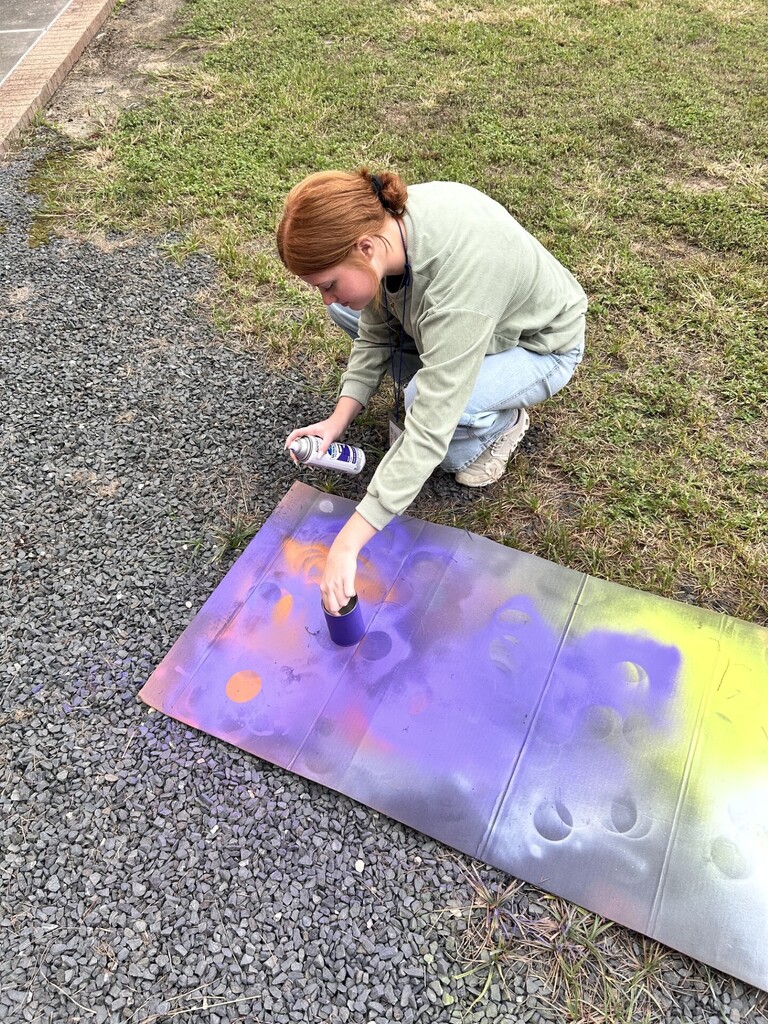 students paintng