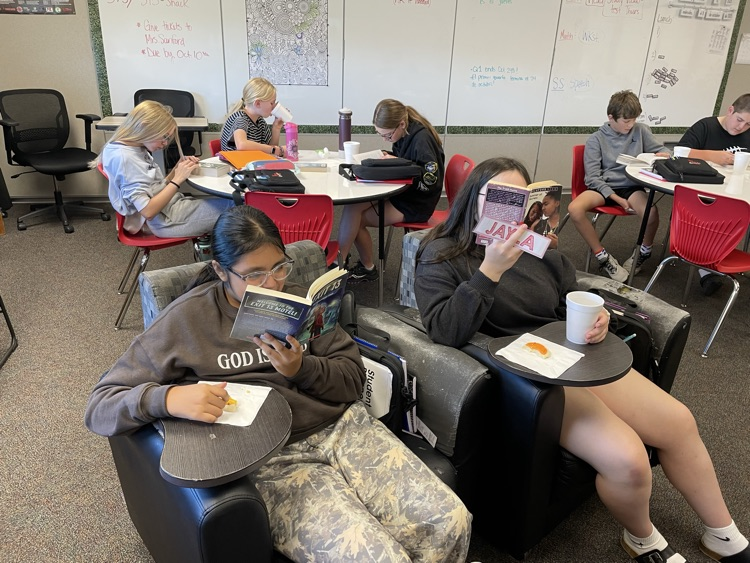 7th graders enjoyed a day of free reading, apple cider, and cookies! 🍂🍎📖