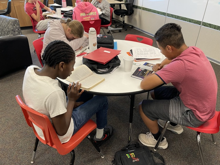7th graders enjoyed a day of free reading, apple cider, and cookies! 🍂🍎📖