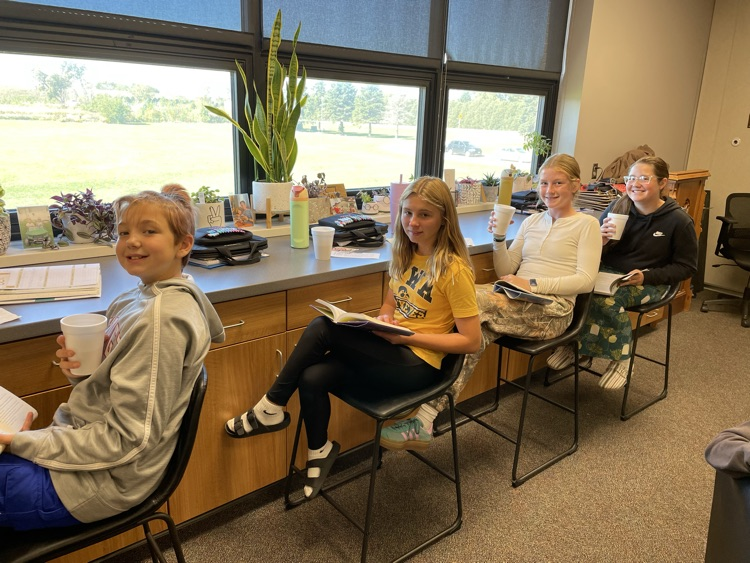 7th graders enjoyed a day of free reading, apple cider, and cookies! 🍂🍎📖