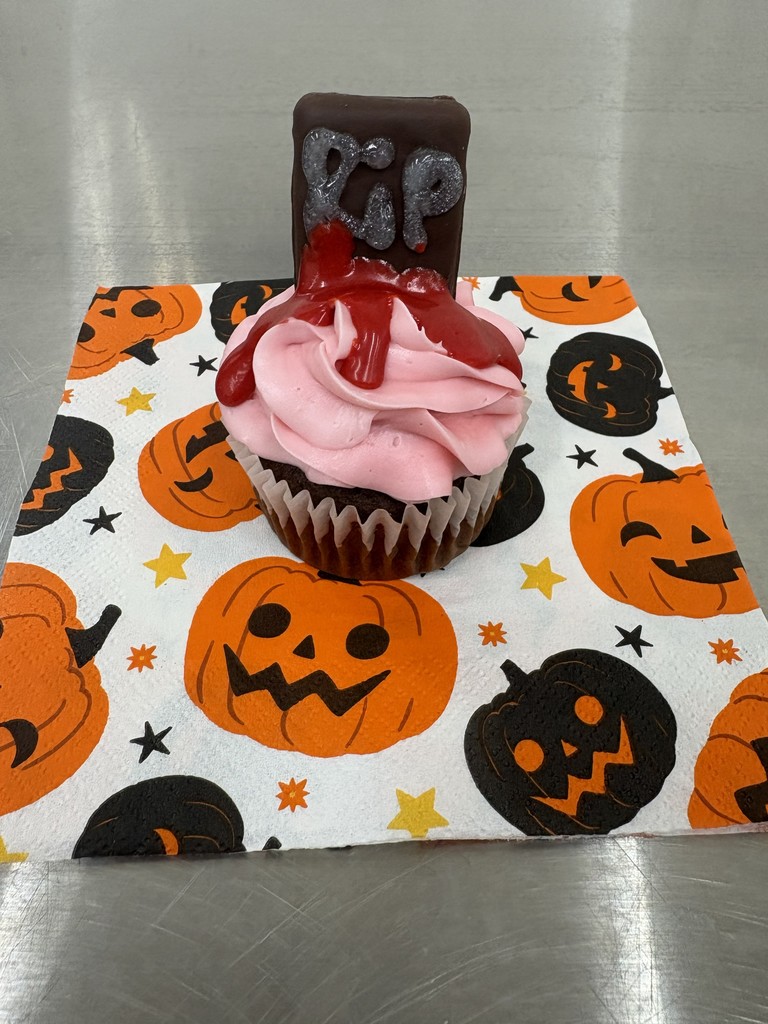 Better late than never! Here are the baking teams' cupcake wars held last week. 