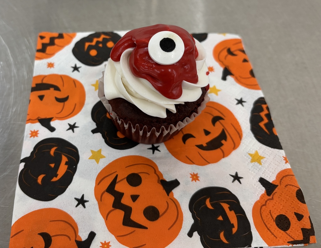 Better late than never! Here are the baking teams' cupcake wars held last week. 