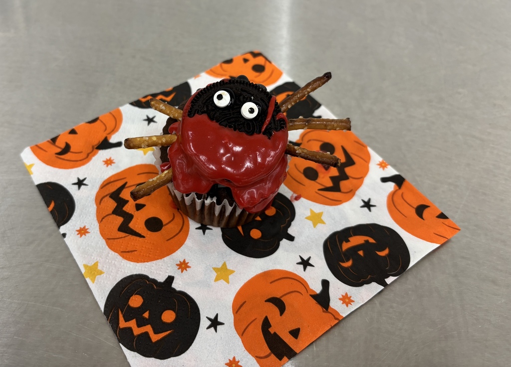 Better late than never! Here are the baking teams' cupcake wars held last week. 