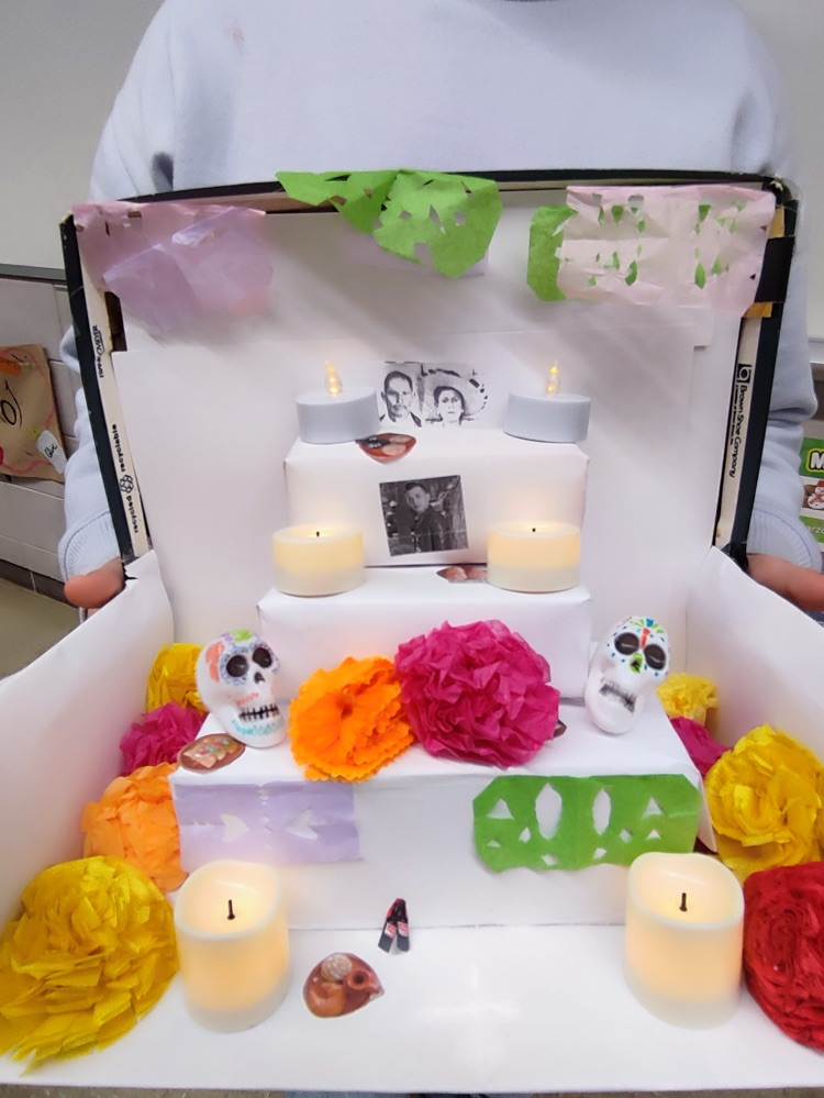 Last week, Spanish II students made Shoe Box Mini Altars to celebrate Día de Muertos through art and culture. 🌼