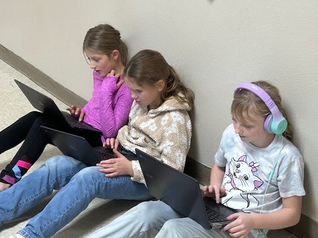 4th graders at work again! Learning new skills with computer science! We are so lucky to have Mr. Monteith! 