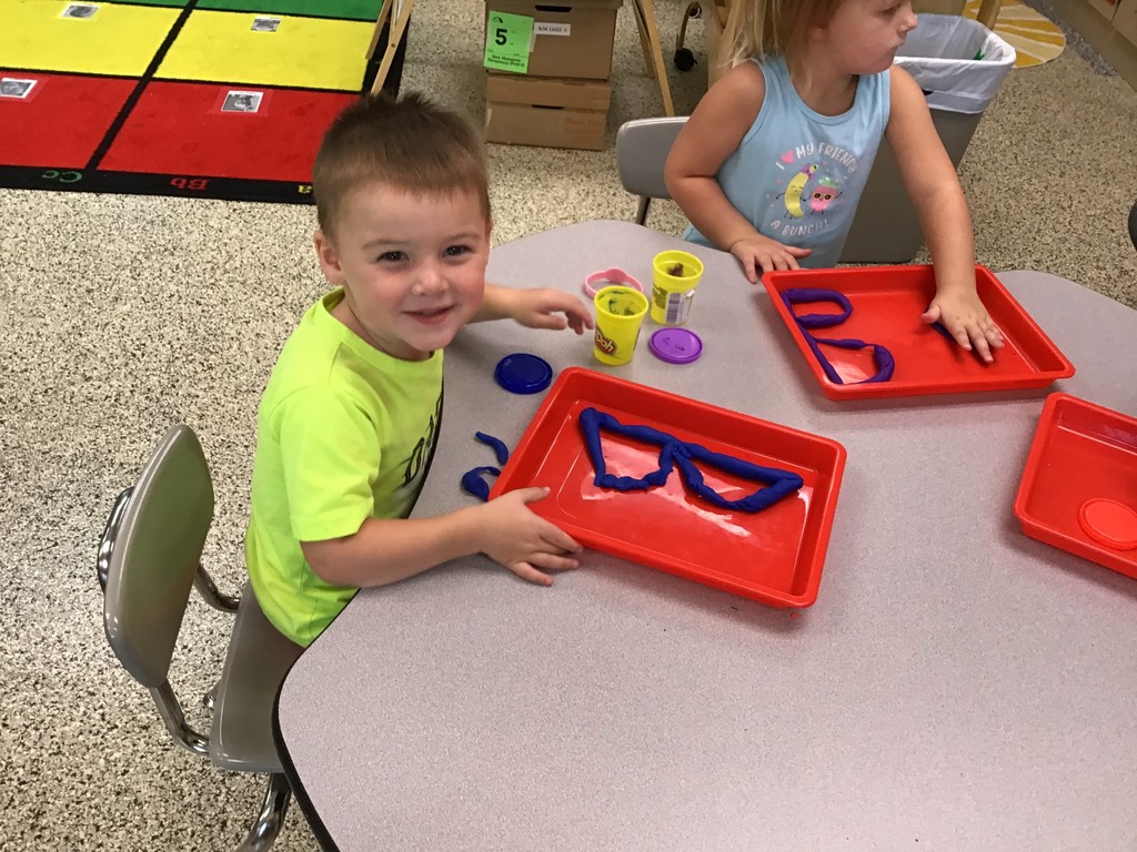 Our three year old preschool students love play dough activities! Not only does using play dough develop students' fine motor skills by strengthening their finger muscles and increasing their hand eye coordination, it also gives tons of opportunities for creativity! From forming letters to making feeling faces to creating their own Thanksgiving or Christmas decoration, the possibilities are endless. 