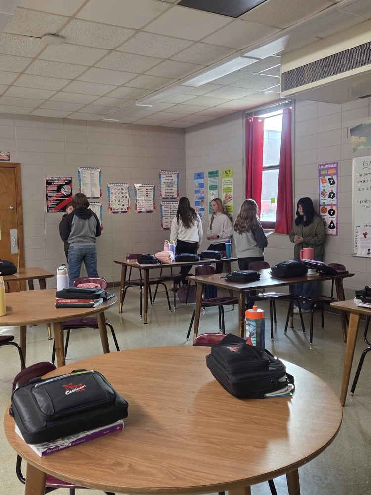 Spanish I students did an activity last week called "Dos verdades y una mentira" (Two truths and a lie). 