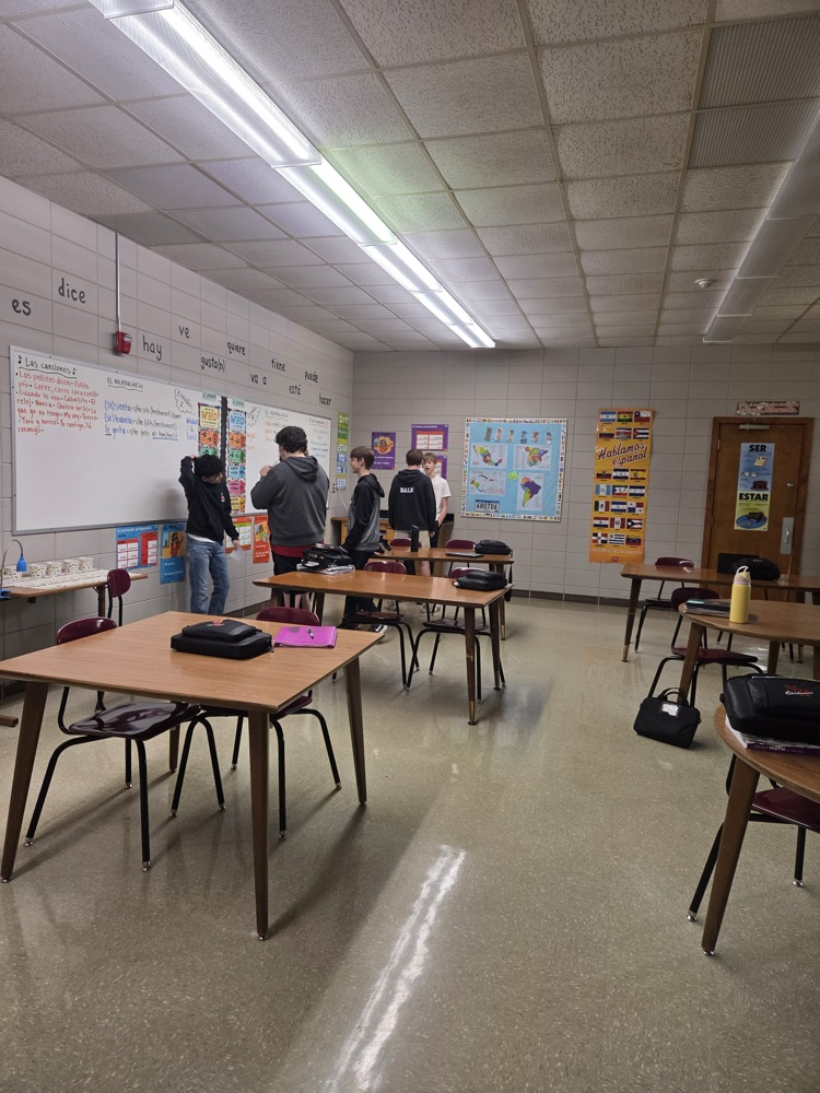 Spanish I students did an activity last week called "Dos verdades y una mentira" (Two truths and a lie). 