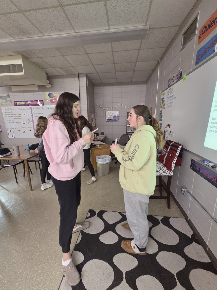 Spanish I students did an activity last week called "Dos verdades y una mentira" (Two truths and a lie). 