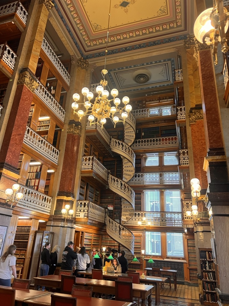 The fifth graders had an amazing field trip to Des Moines seeing the State Capitol and the Science Center!!