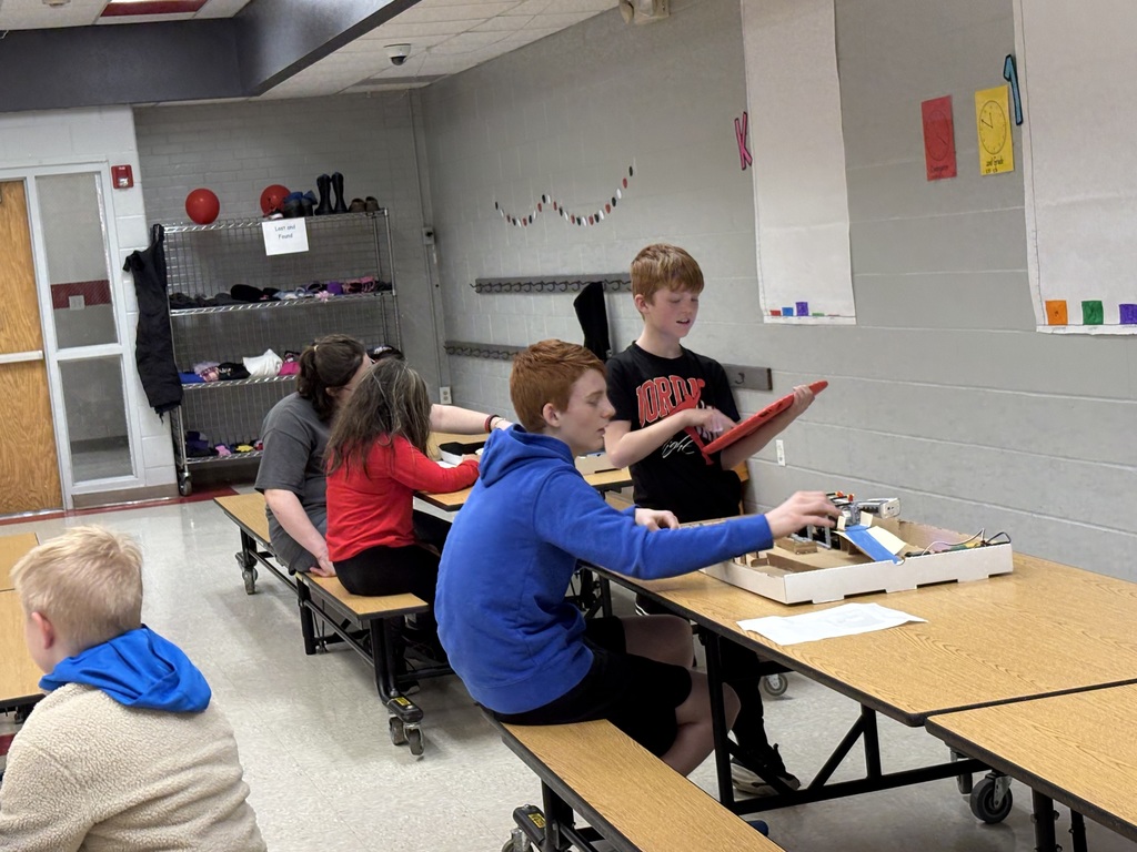 Last Wednesday, fourth graders met with Mr. Monteith for computer science class as the students worked on coding. He also brought some middle schoolers to help with their Sphero mini-golf courses. Students enjoy our monthly computer science class. 