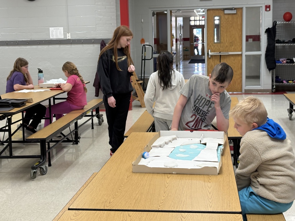 Last Wednesday, fourth graders met with Mr. Monteith for computer science class as the students worked on coding. He also brought some middle schoolers to help with their Sphero mini-golf courses. Students enjoy our monthly computer science class. 