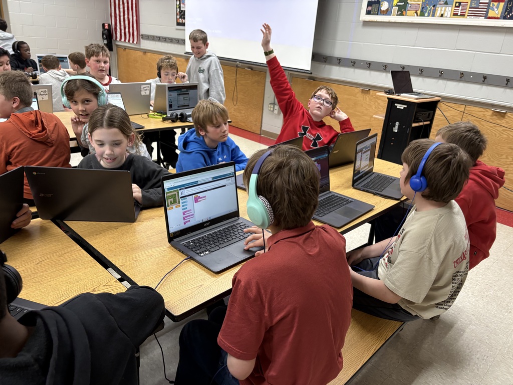 Last Wednesday, fourth graders met with Mr. Monteith for computer science class as the students worked on coding. He also brought some middle schoolers to help with their Sphero mini-golf courses. Students enjoy our monthly computer science class. 