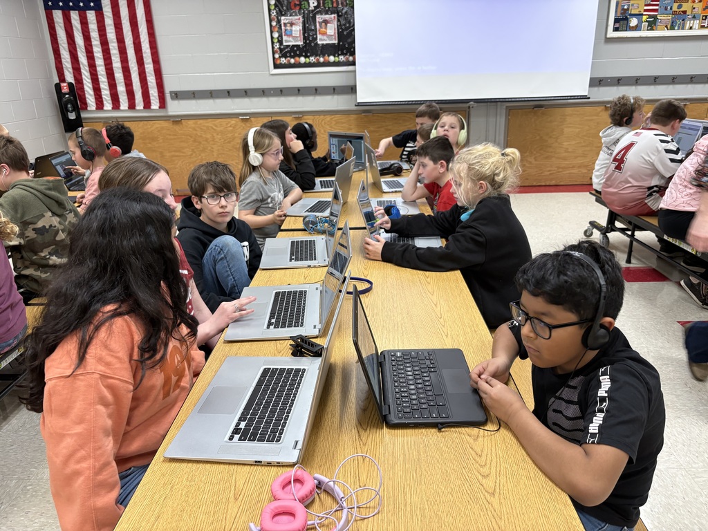 Last Wednesday, fourth graders met with Mr. Monteith for computer science class as the students worked on coding. He also brought some middle schoolers to help with their Sphero mini-golf courses. Students enjoy our monthly computer science class. 