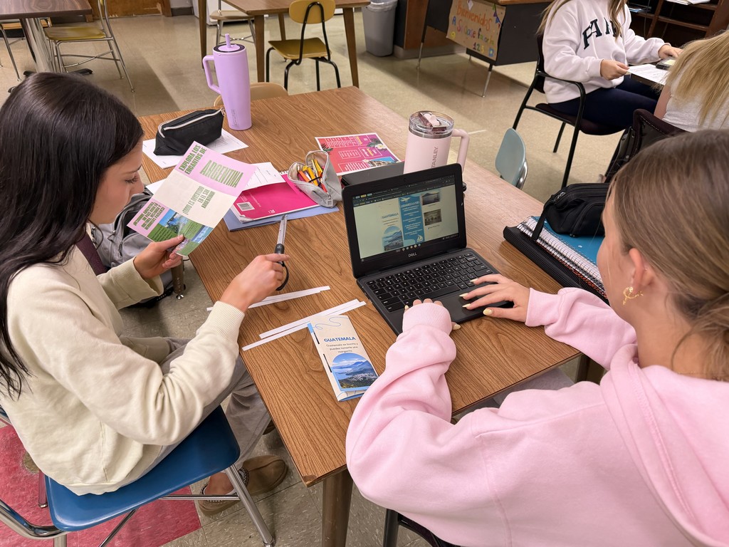 ✈️ The students explored the world in Spanish III. They created tourist brochures to promote touristic places and activities to do in Hispanic countries using the past tense! Look at their amazing destinations and creativity!