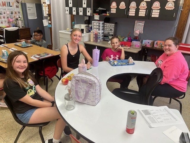 The 4th graders welcomed their final group of pen pals into the 4th-grade classroom! They are so grateful for their partnership with Interact Club and the meaningful connections the students have built throughout this experience.