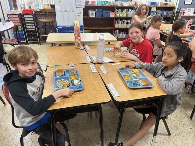 The 4th graders welcomed their final group of pen pals into the 4th-grade classroom! They are so grateful for their partnership with Interact Club and the meaningful connections the students have built throughout this experience.