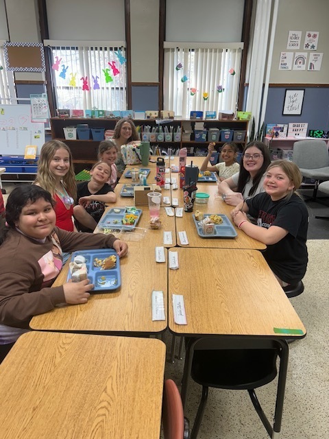 The 4th graders welcomed their final group of pen pals into the 4th-grade classroom! They are so grateful for their partnership with Interact Club and the meaningful connections the students have built throughout this experience.