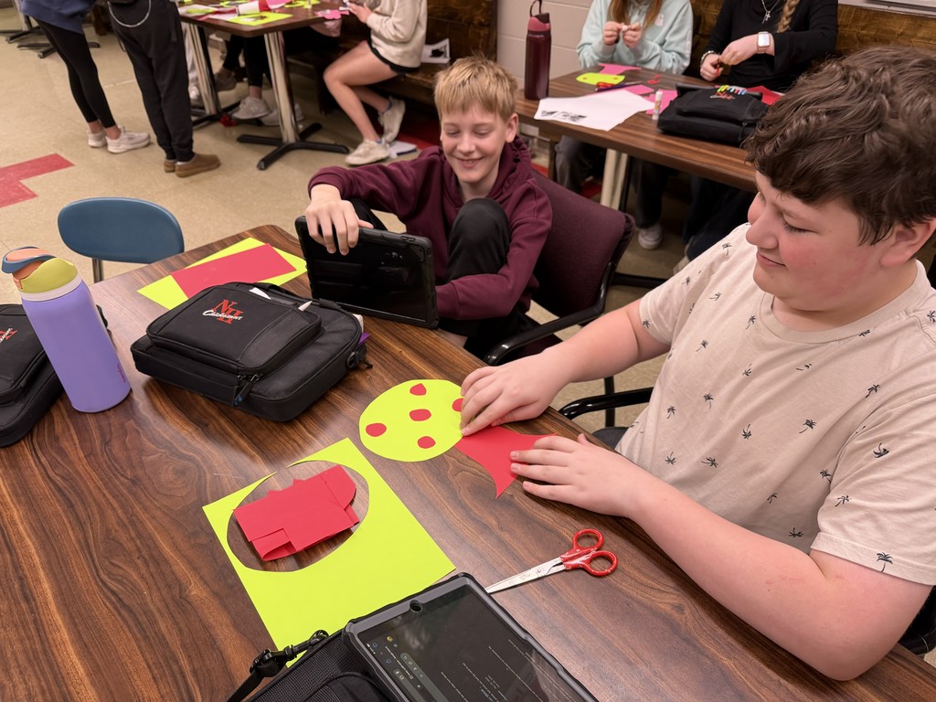 Last week, the 8th-grade middle school students learned how to use family tree vocabulary in Spanish. They played games, sang songs, and completed a small project to practice pronunciation. Aplausos for their results! 