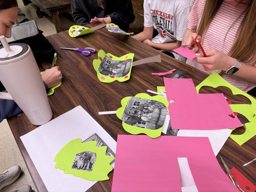 Last week, the 8th-grade middle school students learned how to use family tree vocabulary in Spanish. They played games, sang songs, and completed a small project to practice pronunciation. Aplausos for their results! 