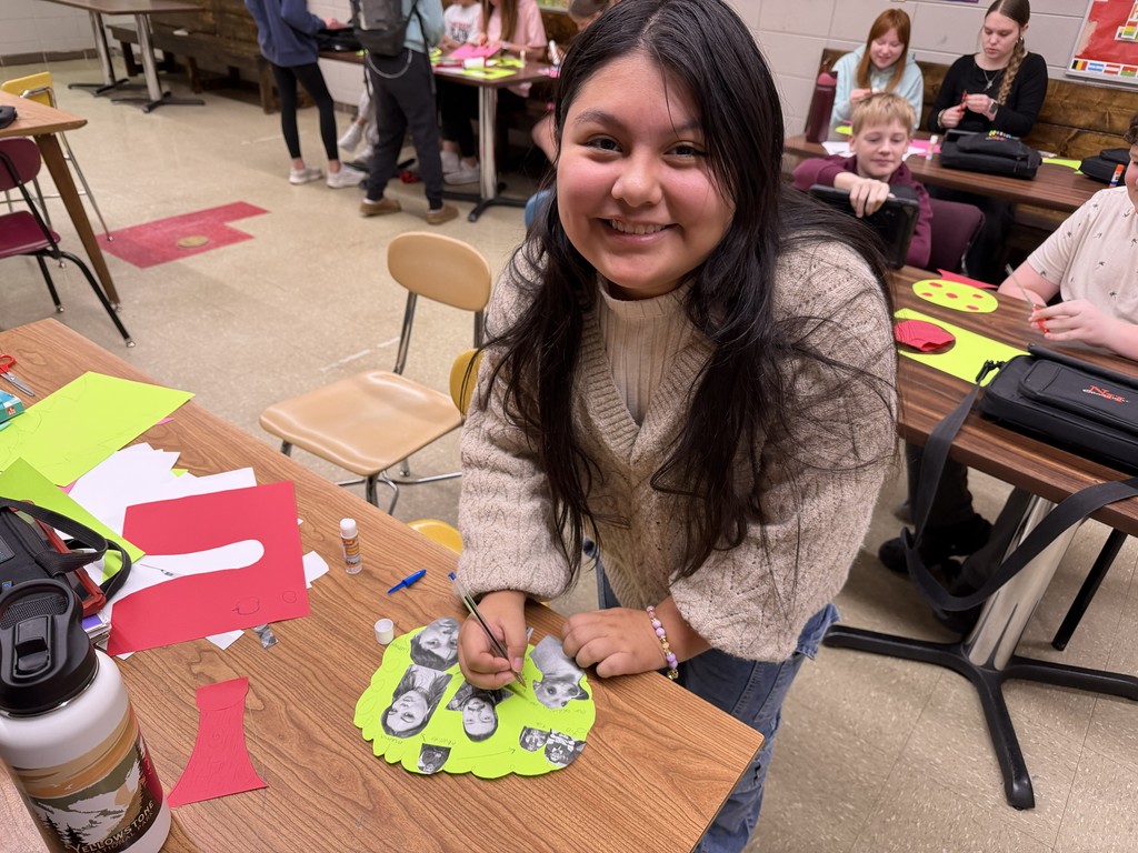 Last week, the 8th-grade middle school students learned how to use family tree vocabulary in Spanish. They played games, sang songs, and completed a small project to practice pronunciation. Aplausos for their results! 