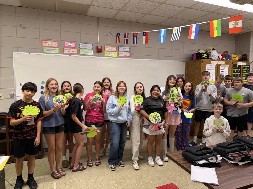 Last week, the 8th-grade middle school students learned how to use family tree vocabulary in Spanish. They played games, sang songs, and completed a small project to practice pronunciation. Aplausos for their results! 