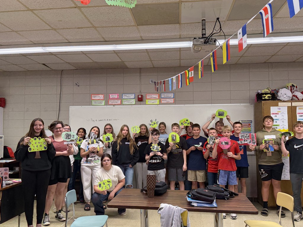 Last week, the 8th-grade middle school students learned how to use family tree vocabulary in Spanish. They played games, sang songs, and completed a small project to practice pronunciation. Aplausos for their results! 
