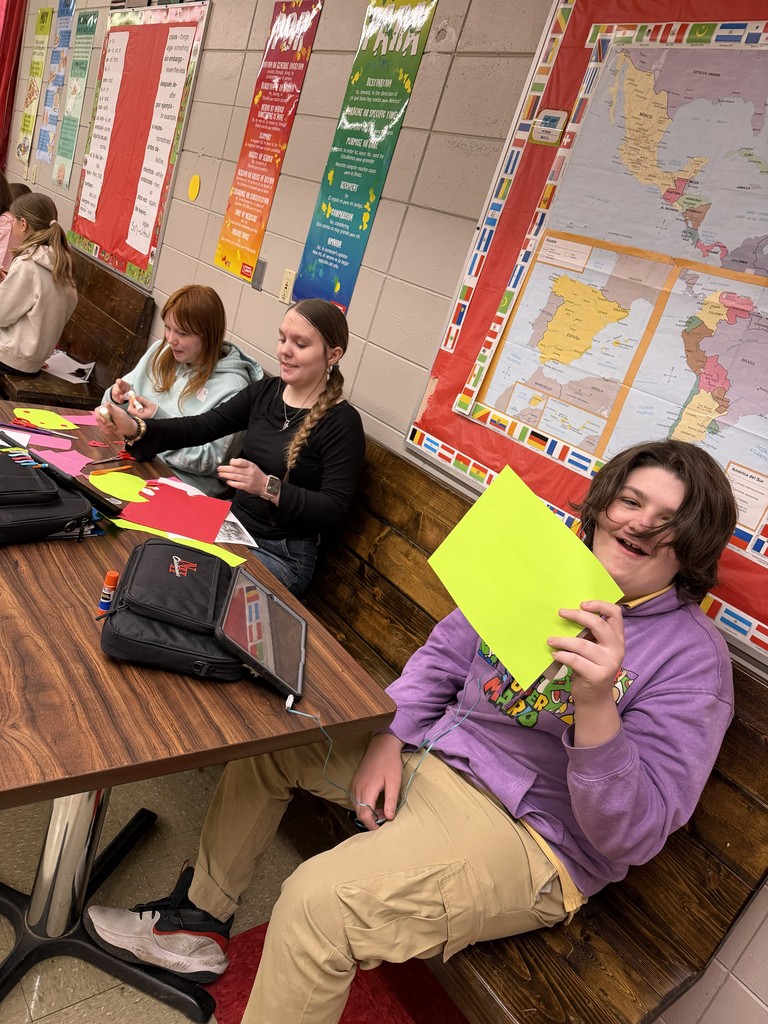 Last week, the 8th-grade middle school students learned how to use family tree vocabulary in Spanish. They played games, sang songs, and completed a small project to practice pronunciation. Aplausos for their results! 