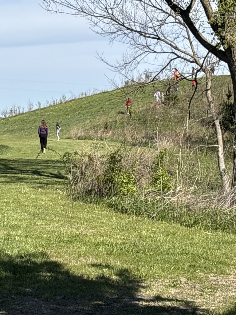 Fourth graders had a busy and exciting day at Twin Ponds! During one of the rotations, they went on a hike where they searched for animal tracks and observed creatures in their natural environment. Students also identified producers and consumers, as well as classified animals as carnivores, herbivores, or omnivores. In addition, they explored the new displays in the Nature Center and had fun playing the interactive game “Oh, Deer!”