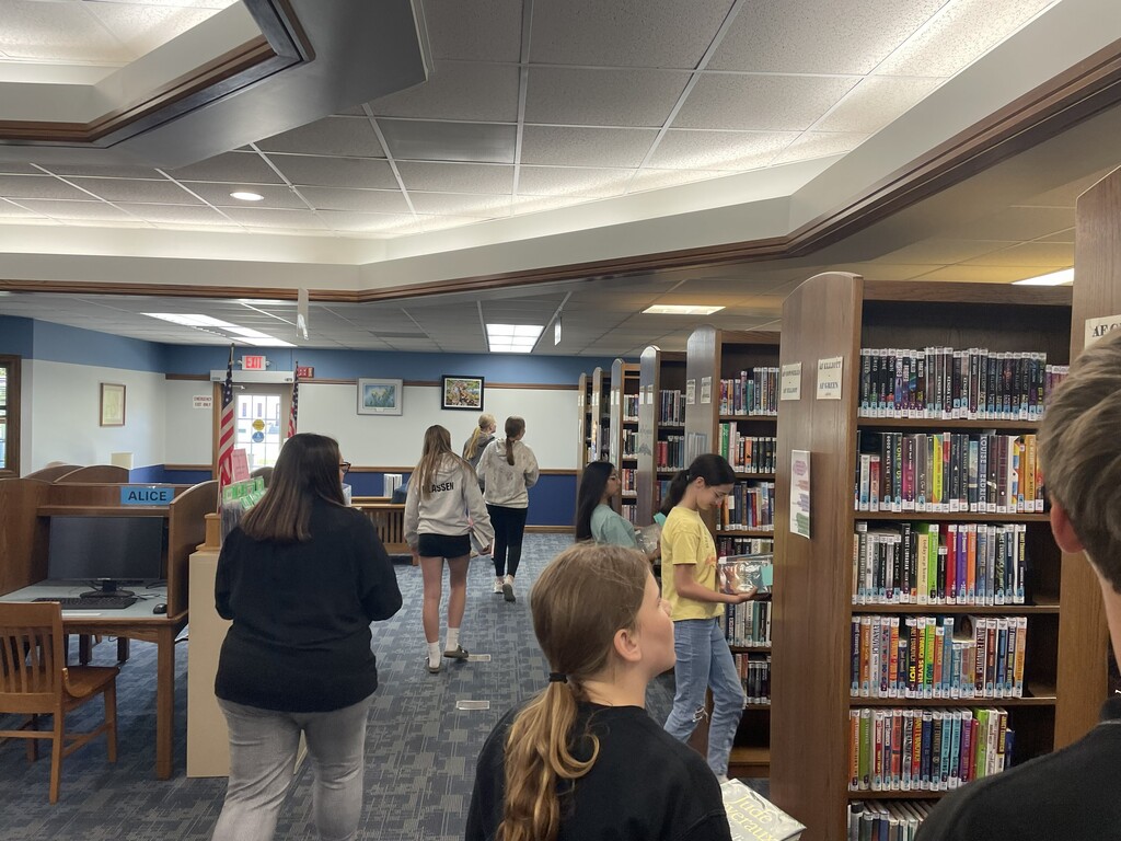The endmester class, Book Love took learning beyond the classroom yesterday with a trip to the public library! Students stepped into the role of librarians by checking out books, shelving returns, and helping keep the library organized. They also got creative with a fun library craft! 📚