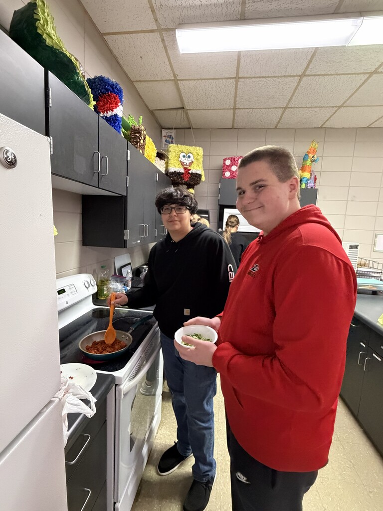 Spanish II students designed their own taco stand and poster and brought their recipes to life in their cooking project. They prepared dishes like Dorinachos, beef tacos, chicken quesadillas, and many other delicious creations. A fun way to learn language and culture through food! 🌮