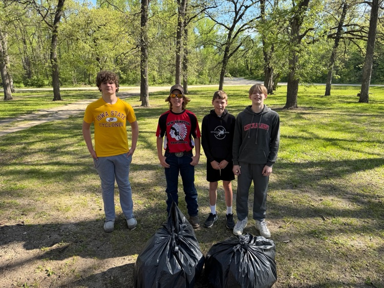 Students enjoyed getting outside this morning walking the many great trails while maintaining its beauty. Six bags of trash was found by both classes today. Reminding everyone the importance of keeping our great local parks clean.