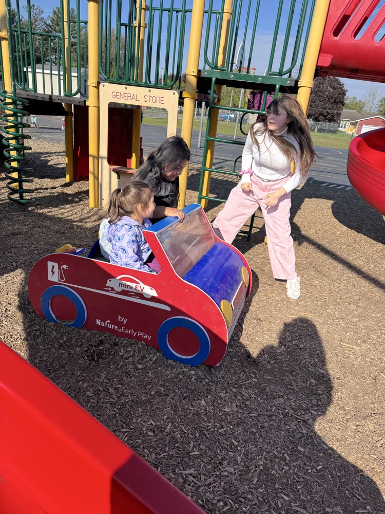 Students in the Shine Bright Like A Diamond endmester class went to the elementary to thank their previous teachers that made an impact on them, and to play like a kid again of course!