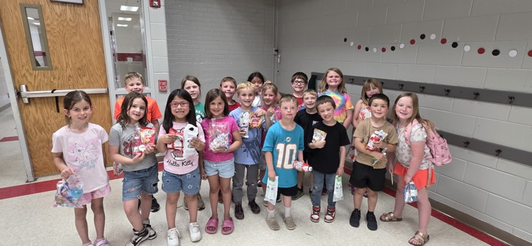🦷 Elementary Tooth Race RESULTS ARE IN!! Each student in the winning classrooms received a bag full of goodies as a reward for their participation. Tied for 1st -Treichel / Ollendieck: 20 2nd place- Lester: 18